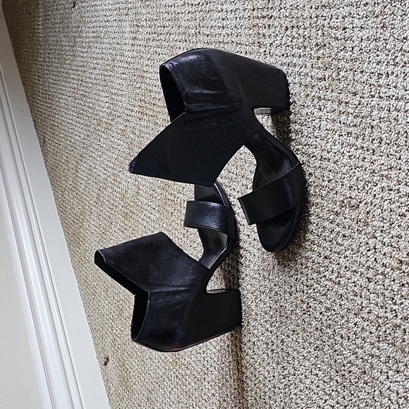 Vic Matie ladies heels with open toe. Black leather.  Great condition. Size 38 - Picture 5 of 11